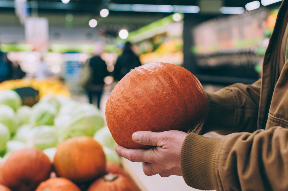 elección de la calabaza en el supermercado