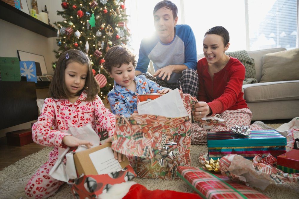 niños abriendo regalos de reyes