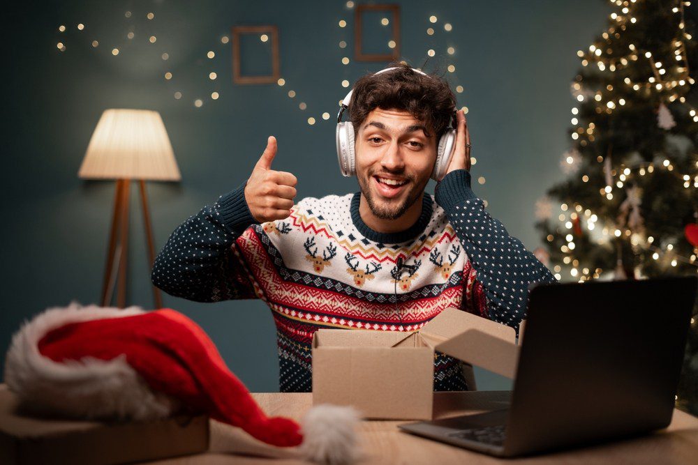 hombre probando regalo cascos reyes